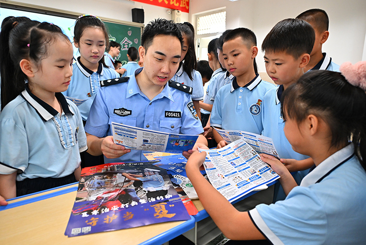 眉山仁壽：網絡安全宣傳進校園_fororder_2024年9月9日，在四川省眉山市仁壽縣文同實驗小學校，網警正在給學生講解網絡安全知識。-攝影-潘建勇