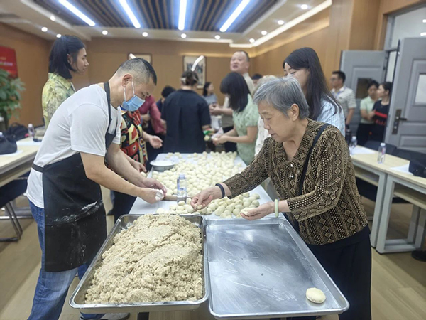 成都溫江區舉辦港澳臺僑同胞“慶中秋·迎國慶”專題調研聯誼活動_fororder_製作月餅體驗現場-供圖-成都市溫江區委統戰部