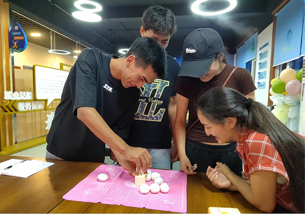 甘孜色達縣青年在成都溫江區團圓 溫馨共繪節日溫情_fororder_製作月餅現場-供圖-成都市溫江區第七批結對幫扶色達縣工作隊