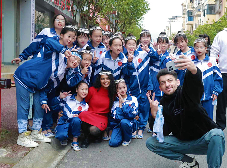 Les jeunes de la Route de la Soie s’associent à Xuyong : découvrir le patrimoine culturel immatériel de teinture à l’indigo et sentir le charme de la culture de l’ethnie Miao