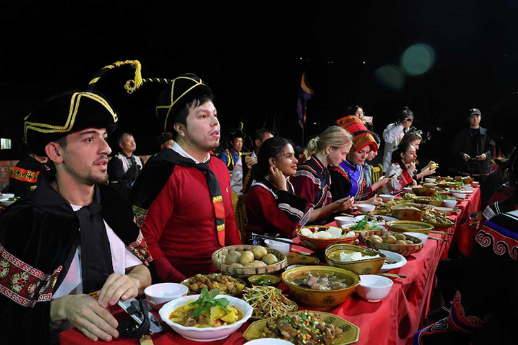 Jóvenes de la Ruta de la Seda visitan Shuilao en Xuyong para una cita con las costumbres de la etnia Yi