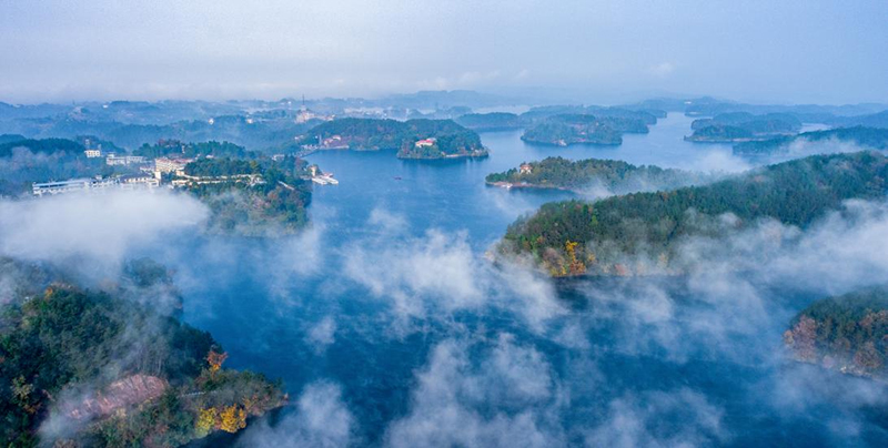 Embalse de Heilongtan en la zona de riego de Dujiangyan, Sichuan: cuenta con suficiente suministro de agua para riego y hermoso paisaje hidráulico