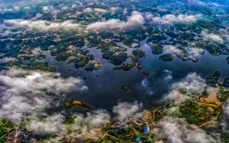 來四川看湖 品天府美景