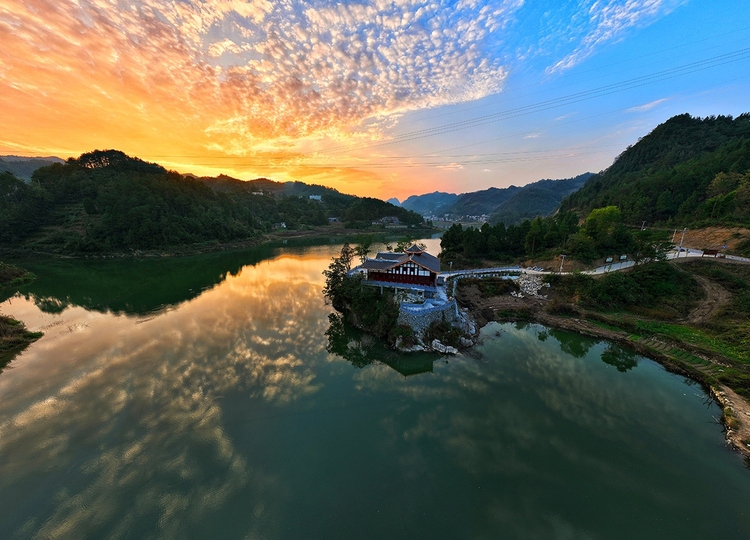 來四川看湖 品天府美景