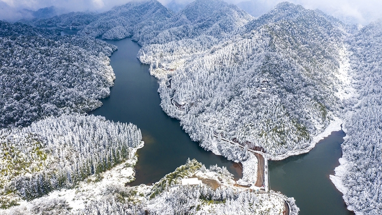 來四川看湖 品天府美景