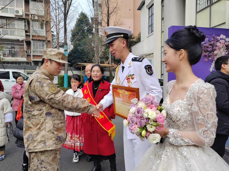 祝賀！新婚日又迎來三等功喜報，四川眉山軍人“雙喜臨門”