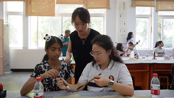 Delegation of Nepalese Youth Visits Leshan to Promote Cultural Exchange