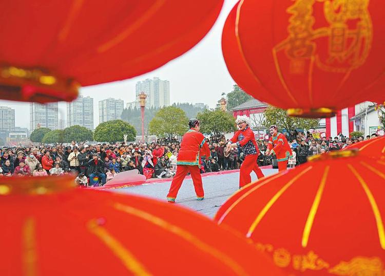 花紅燈燦迎新春 背上“福氣”過大年