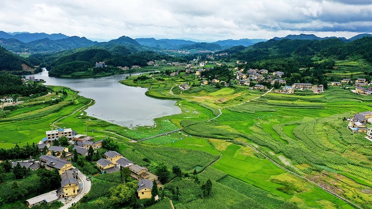 來四川看湖 品天府美景