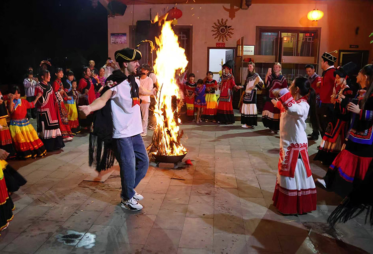 Jóvenes de la Ruta de la Seda visitan Shuilao en Xuyong para una cita con las costumbres de la etnia Yi