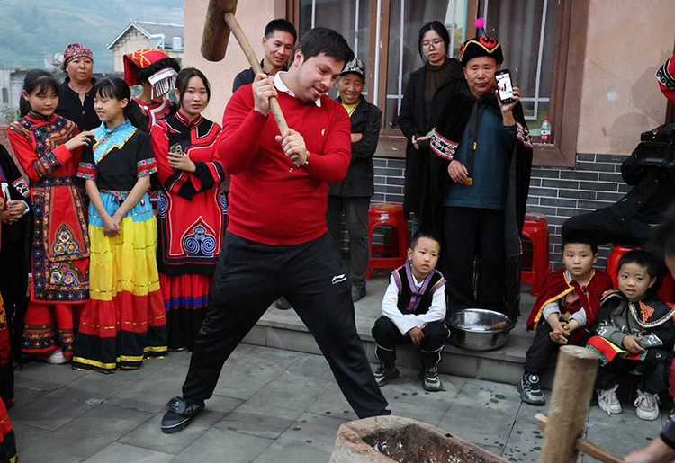 Les jeunes de la Route de la Soie sont entrés dans lieu rural de l’ethnie Yi nommé Shuiliao au comté de Xuyong pour un rendez-vous caractéristique avec l’ethnie Yi