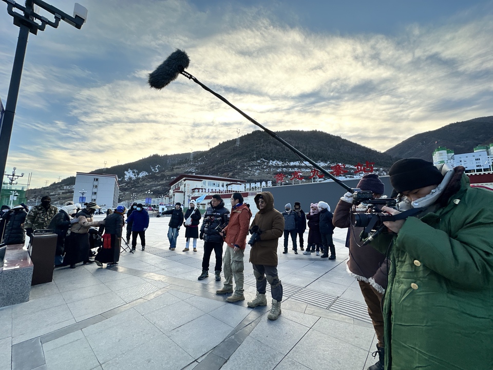 Captured Moments of Love in Aba: Huanglongjiuzhai Station