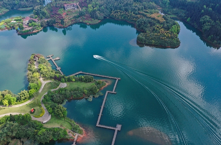 來四川看湖 品天府美景