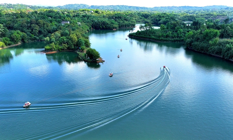 來四川看湖 品天府美景