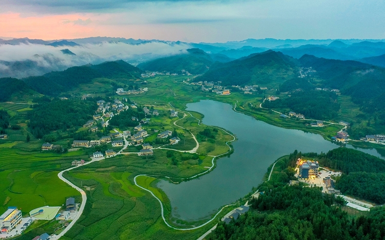 來四川看湖 品天府美景