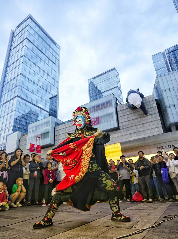 Street Art Performances Light Up Chengdu's Jinjiang District During the National Day Holiday