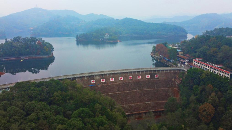 Embalse de Heilongtan en la zona de riego de Dujiangyan, Sichuan: cuenta con suficiente suministro de agua para riego y hermoso paisaje hidráulico