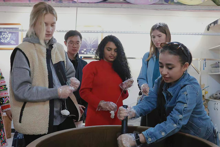 Jóvenes de la Ruta de la Seda se sumergen en Xuyong: experimentan el patrimonio cultural intangible Tie-dye y descubren el encanto de la cultura de la etnia Miao