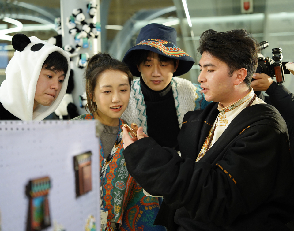 Captured Moments of Love in Aba: Ethnic Costume & Ice Cream