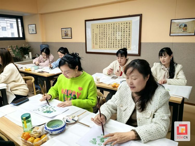 自貢高新區南苑社區開展“墨韻飄香 丹青繪夢”國畫體驗活動