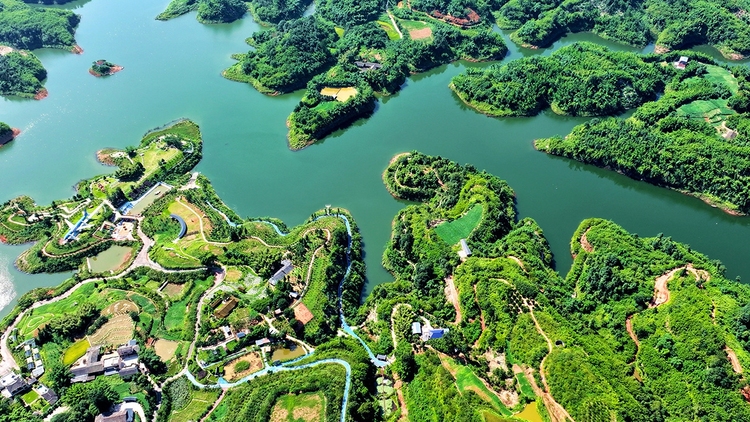 來四川看湖 品天府美景