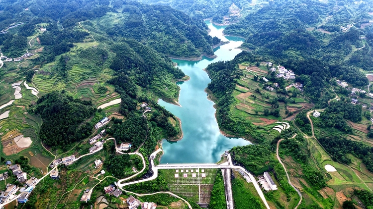 來四川看湖 品天府美景