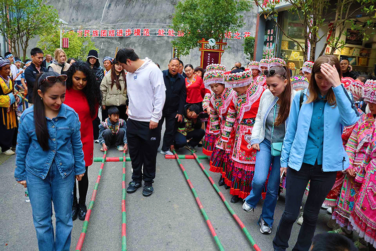 Jóvenes de la Ruta de la Seda se sumergen en Xuyong: experimentan el patrimonio cultural intangible Tie-dye y descubren el encanto de la cultura de la etnia Miao