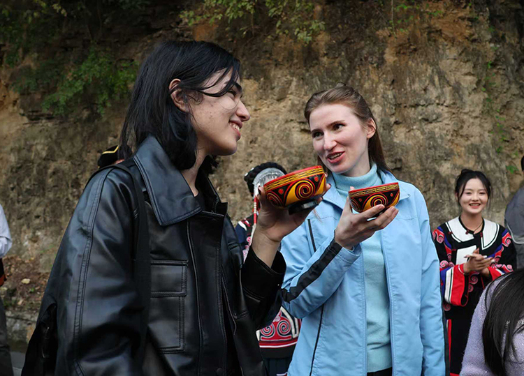 Les jeunes de la Route de la Soie sont entrés dans lieu rural de l’ethnie Yi nommé Shuiliao au comté de Xuyong pour un rendez-vous caractéristique avec l’ethnie Yi