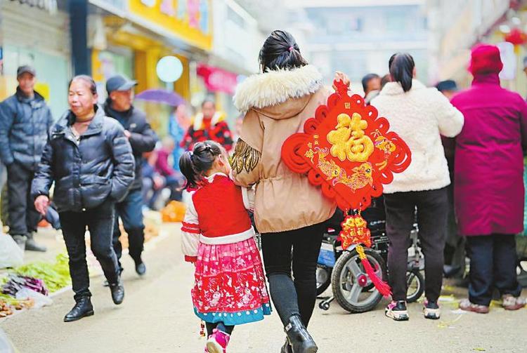 花紅燈燦迎新春 背上“福氣”過大年