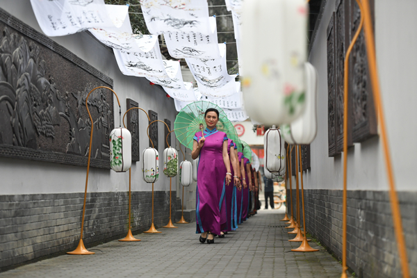 成都雙流區特色街區“左巷右裏”上演重陽旗袍快閃秀