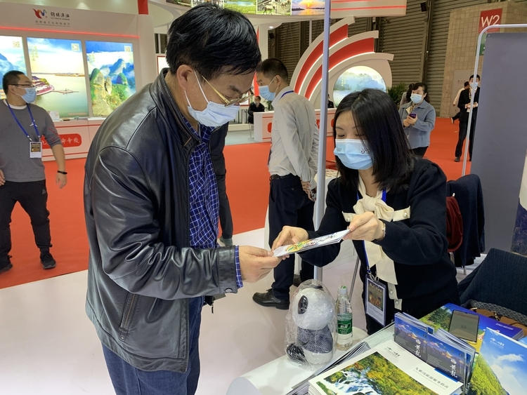 四川在上海強勢圈粉 “安逸”熊貓邀你過冬