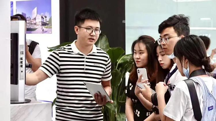 【商訊】綠地健康宅2.0：三大健康體系 構建全景健康生活方式_fororder_工作人員講解各智慧設備-供圖-綠地宜賓