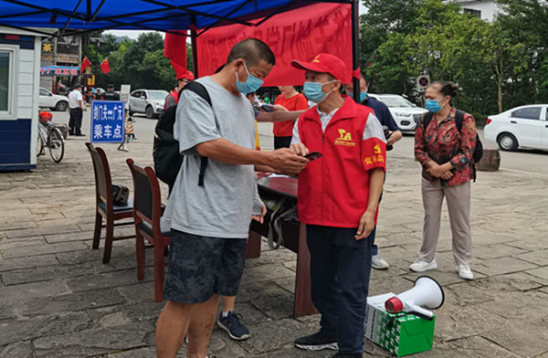 廣元：劍門關景區志願服務暖人心_fororder_志願者為遊客提供暖心服務1