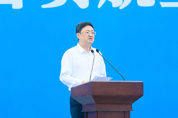 自貢市第四季度重大項目集中開工 總投資167.8億元_fororder_4自貢市委常委、常務副市長王猛介紹開工項目概況（攝影-廖志全）