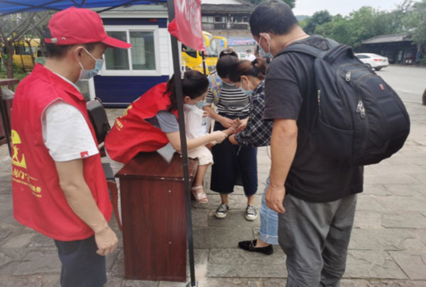 廣元：劍門關景區志願服務暖人心_fororder_志願者為遊客提供暖心服務