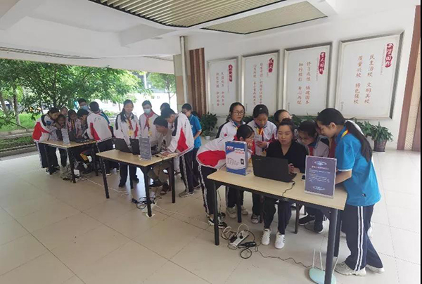 成都：強化網絡安全意識 築牢校園安全屏障_fororder_師生們一起體驗活動-供圖-成都市教育局