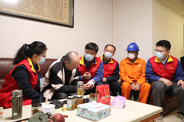 國網四川電力：數智賦能 情暖桑榆_fororder_為胡潤澤老人講解“敬老智慧關愛系統”攝-劉夢佳
