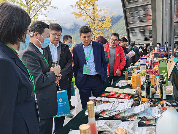國際山地農業科技創新聯盟在四川成立_fororder_參會嘉賓參觀山地農産品-攝影-楊建昆