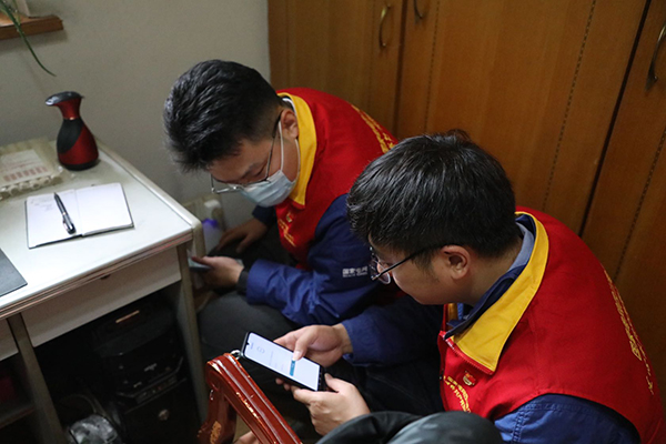 國網四川電力：數智賦能 情暖桑榆_fororder_國網四川電力連心橋共産黨員服務隊隊員們安裝“敬老智慧關愛系統”攝-劉夢佳