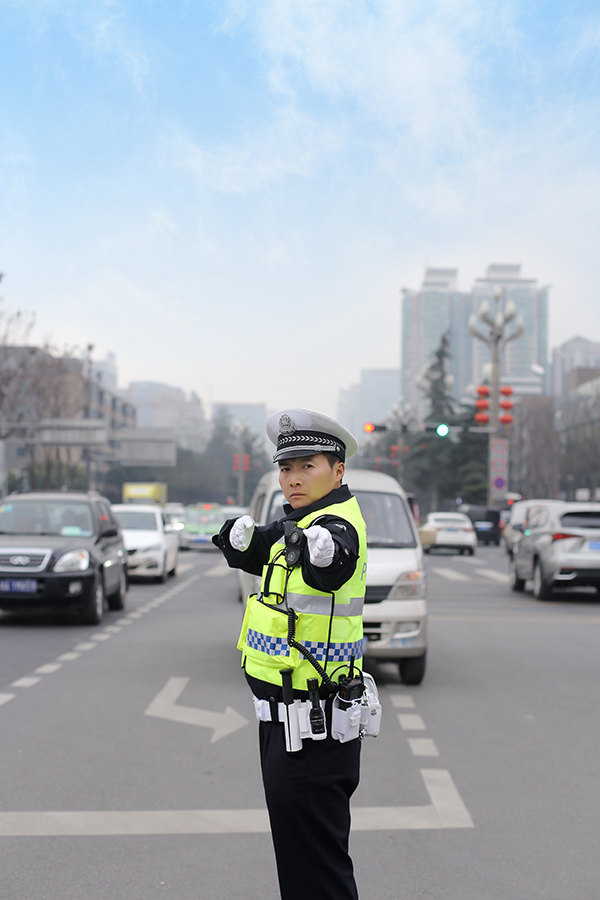 竭誠為民解煩憂 擔當實幹護安暢 “釘子交警”邵軍濤獲評“最美公務員”_fororder_邵軍濤正在進行交通指揮-供圖-四川省公安廳