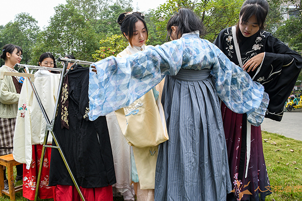西南交通大學人文學院開展傳統文化體驗活動_fororder_體驗漢服文化-供圖-人文學院