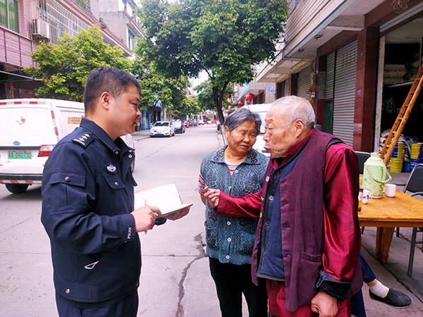 眉山公安民警許川：守護百姓安寧 共建美好家園_fororder_許川正在給轄區老人宣傳防養老詐騙安全知識-攝影-方秦