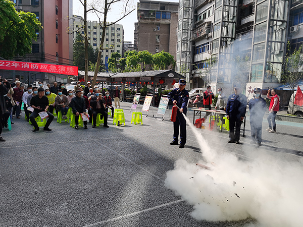 達州市通川區：消防“壩壩會”進社區 築牢安全防火牆_fororder_消防宣傳員現場演示滅火器的使用方法-攝影-楊文藝