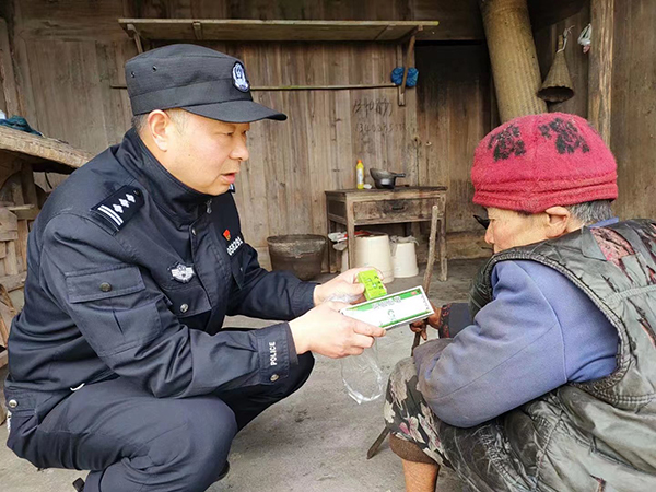 雅安滎經：警民齊心 暖心幫助“五保”老人_fororder_民警探望王福會--攝影--楊唐宇