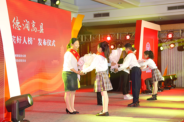 2022年第一季度“宜賓好人榜”發佈儀式在高縣舉行_fororder_少先隊員向“宜賓好人”獻花