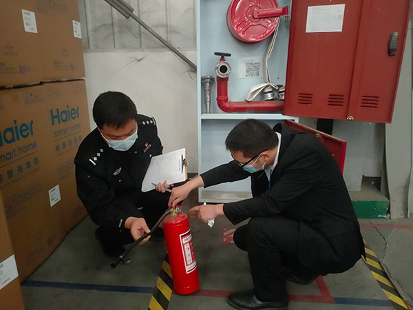眉山公安民警許川：守護百姓安寧 共建美好家園_fororder_許川正在對企業進行安全檢查-攝影-方秦