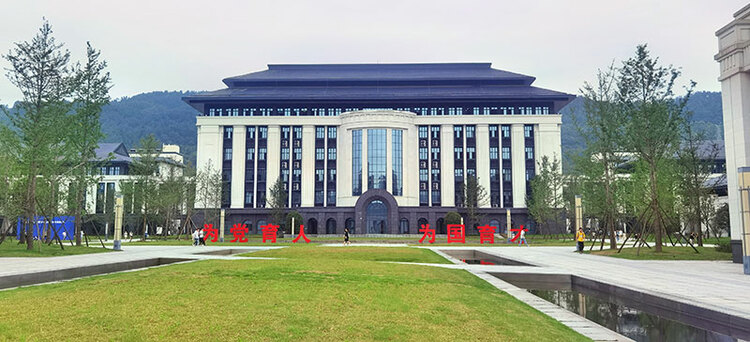 解析宜賓學院臨港新校園的建設和發展密碼_fororder_宜賓學院臨港校區校園一角--攝影-何芳