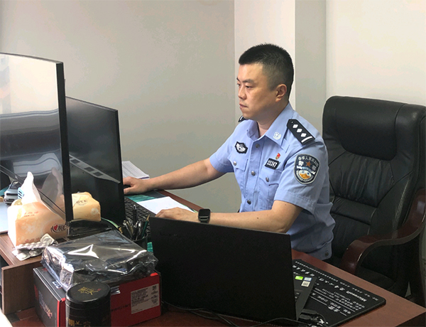 眉山青神民警吳宣：經偵戰線的一柄“利劍”_fororder_吳宣正在工作-供圖-青神縣公安局