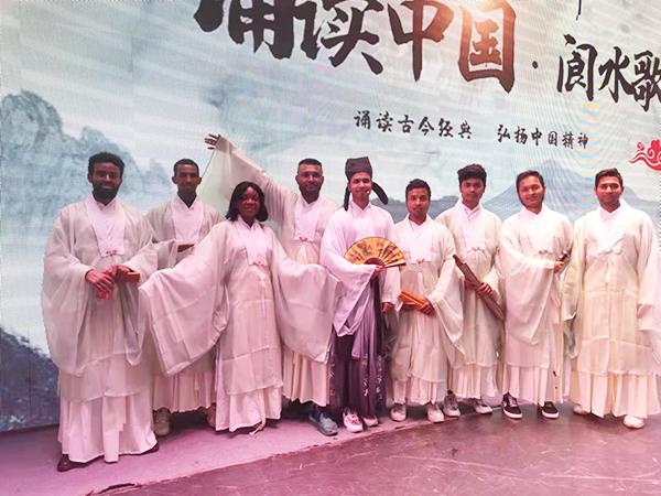 老外在四川㉙｜孟加拉國留學生杜天：在詩歌中感悟南充 我與南充同成長_fororder_杜天（左五）和留學生們在《閬水歌》錄製現場-供圖-受訪者