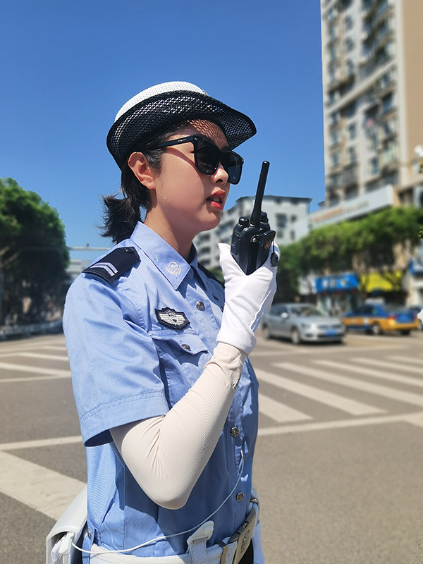 四川公安交警：築牢烈日下的“安全鏈”_fororder_高溫下堅守崗位的四川公安交警-供圖-四川省公安廳（1）
